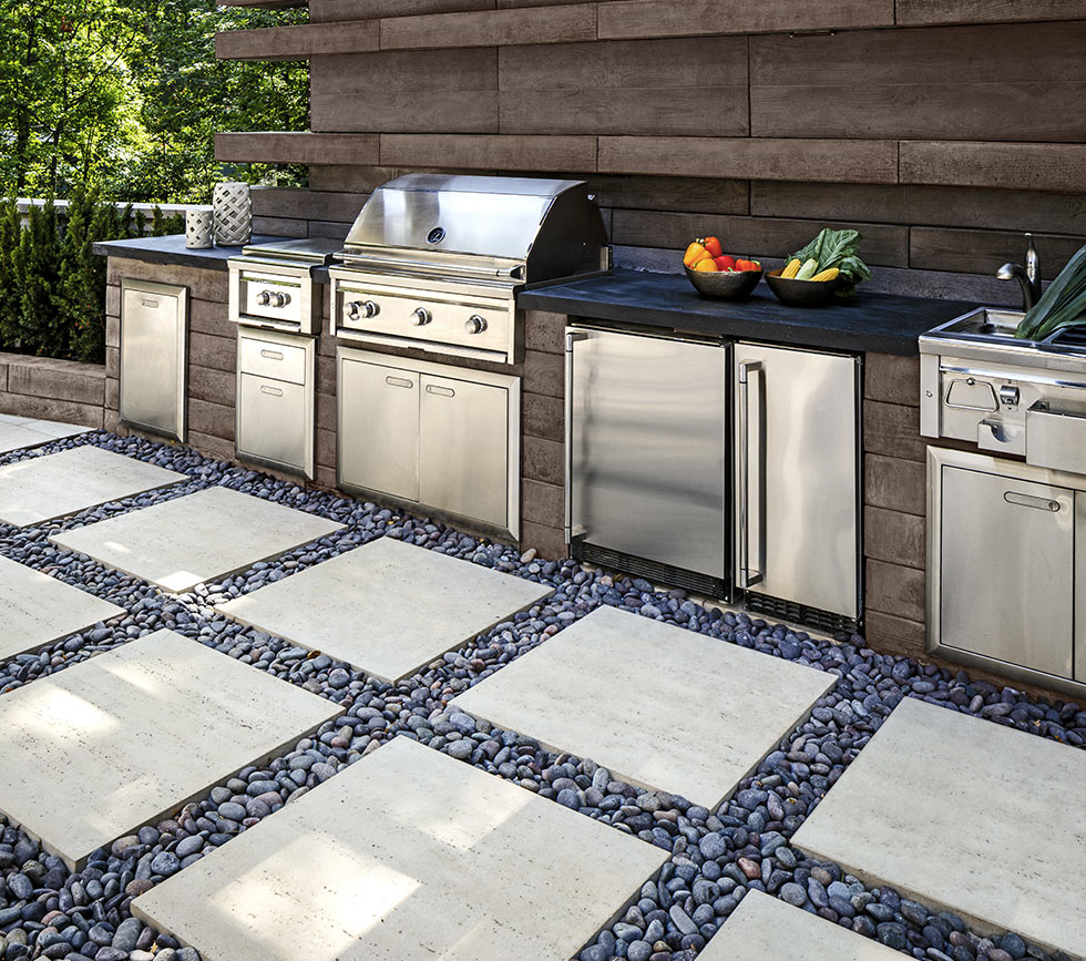 Cuisine extérieure, mur Borealis et dalles Travertina Brut – TECHO-BLOC