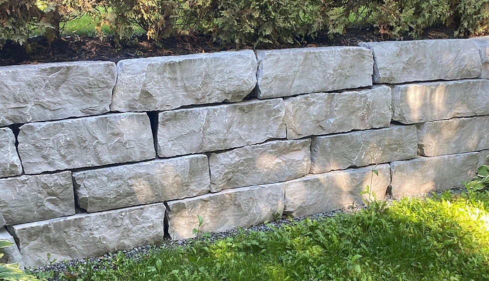 Mur de soutènement de pierre naturelle Gris Boréale 10-12 guillotinée